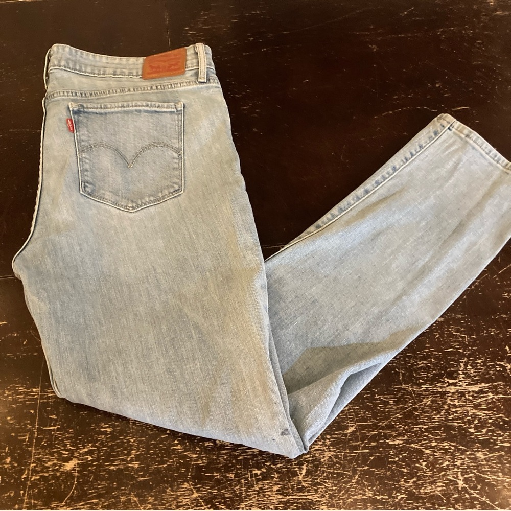 Levi’s Women’s Jeans Size 32x32 712 Slim Straight Blue Denim Small Spot